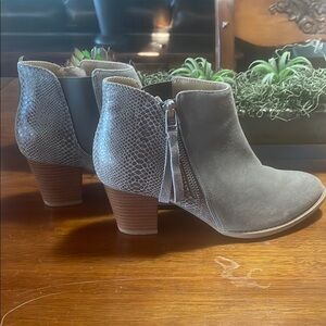 Vionic Womens Anne Greige Snakeskin Leather Suede Zippered Ankle Boots Sz 7